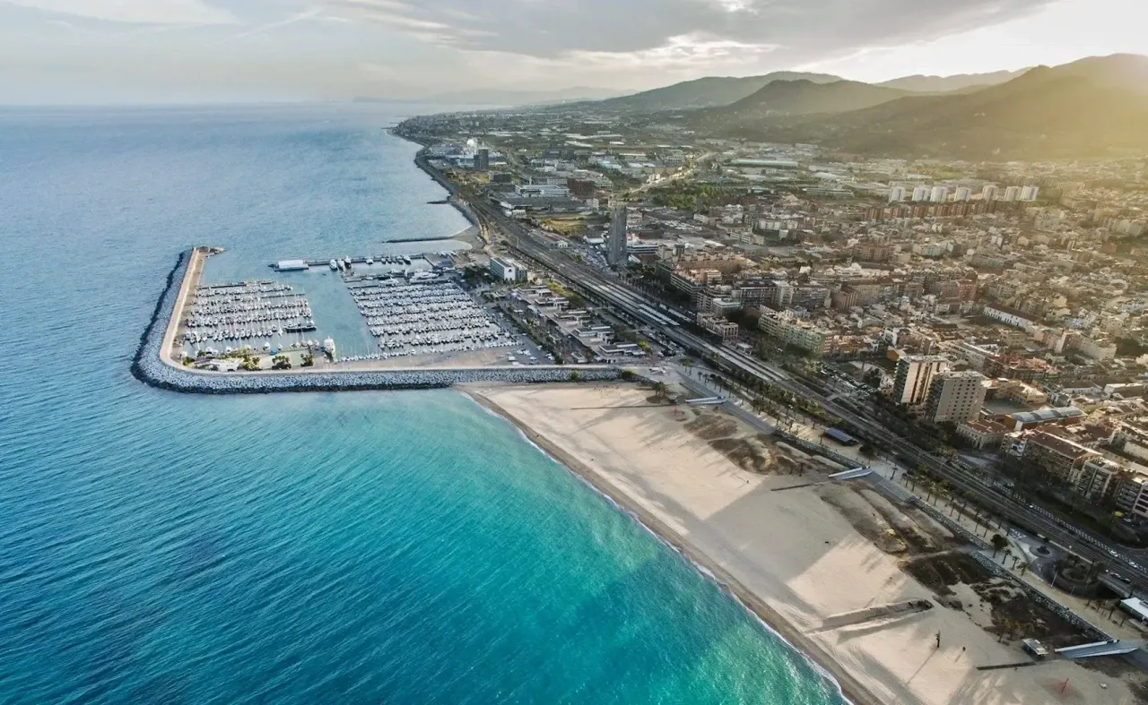 Vista aérea de Mataró, en el Maresme, con su puerto deportivo, la playa y la costa mediterránea